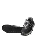 Championes urbanos New Balance modelo 996, color gris metalizado con detalles en blanco y negro. Presentan el logo 'N' característico en los laterales, entresuela de espuma y suela de goma, combinando estilo clásico y comodidad.