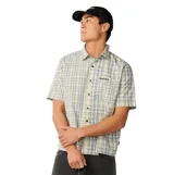 Camisa de manga corta Rip Curl modelo Archive Mix Up, con diseño a cuadros en tonos claros, verdes y azules. Presenta cuello camisero, cierre frontal de botones oscuros y un bolsillo parche en el pecho con el logo bordado de la marca.