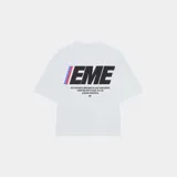 Camiseta blanca de corte cuadrado con estampado en la espalda que incluye la palabra "EME" en letras grandes con detalles en rojo y azul, y una frase debajo.