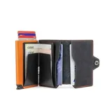 Billetera tarjetero de cuero sintético color negro con costuras en contraste color naranja. Cuenta con cierre lateral mediante broche a presión y diseño compacto.