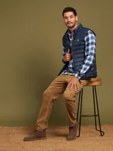 Botas tipo chukka color marrón, con cordones al tono, costuras reforzadas y suela de goma en color caramelo.