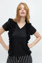 Remera negra de mangas cortas con escote en V y volantes laterales.