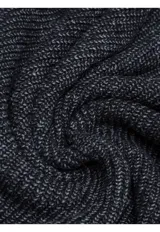 Sweater de punto con cuello alto y cierre frontal parcial, de manga larga con puños y ruedo acanalados.