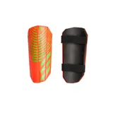 Canilleras de fútbol Adidas Predator Edge, color naranja con detalles en verde y logo de Adidas en blanco.