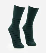 Par de medias de caña larga color verde oscuro con diseño de rayas horizontales finas en color negro. Presentan puño canelado para un ajuste cómodo.