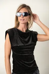 Blusa italiana de terciopelo negro con apliques de brillos plateados.