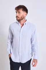 Camisa de corte regular con diseño de rayas verticales finas en tonos claros, cuello clásico y mangas largas con puños abotonados.