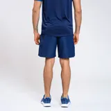 Bermuda deportiva azul marino con escudo del Club Nacional de Football y logo de Umbro.