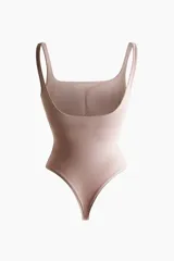 Body de microfibra color nude/rosado pálido, de corte alto, con escote cuadrado y breteles finos.