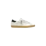 Championes Golden Goose modelo Super Star, de color blanco con acabado envejecido, suela de goma marrón y detalles en negro y dorado.