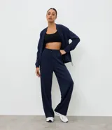 Pantalón deportivo de corte recto confeccionado en una mezcla de poliéster, modal y elastano. Presenta cintura elástica con cordón ajustable y detalle en rib, ofreciendo un calce cómodo y versátil.