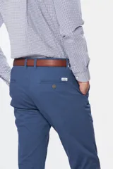 Pantalón de gabardina azul marino con spandex, corte slim fit y tiro medio, con bolsillos traseros ojalados y etiqueta de la marca.
