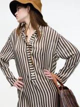 Vestido midi de seda con estampado de rayas verticales en tonos marrón y blanco. Presenta cuello camisero con cierre de botones frontal, mangas largas y aberturas laterales en el ruedo.