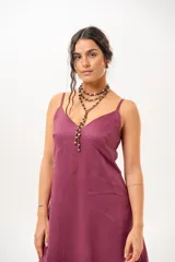 Vestido largo magenta de lino, con tirantes finos y escote en V.