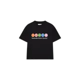 Remera oversize negra de manga corta con cuello redondo. Cuenta con un estampado gráfico frontal compuesto por cinco círculos de colores (naranja, rosa, verde, azul y fucsia) y el texto "EmeStudios Positive Vibration" en la parte inferior.
