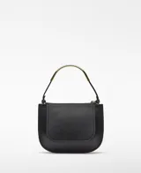 Mini cartera de piel vacuna color negro, con solapa frontal y cierre de cremallera. Cuenta con un asa de mano que combina cuero y una pieza metálica tubular dorada, y lleva el logo grabado en la parte frontal.