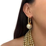 Aros tipo argolla rectangular de acero dorado con perla colgante engarzada. Diseño liviano e hipoalergénico con cierre de perno para perforación.