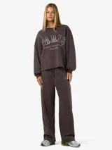 Buzo color chocolate brown con estampado frontal que dice "PARIS AVENUE MONTAIGNE Luxury Fashion". Tiene puños y ruedo acanalados.