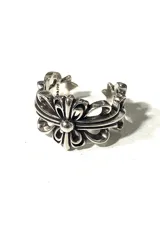 Anillo de diseño abierto con motivos florales y ornamentales en relieve, con acabado metálico envejecido.