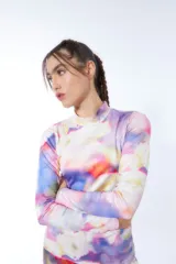 Top de lycra de manga larga con cuello alto y estampado floral multicolor.