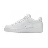 Championes Nike Air Force 1 de corte bajo, color blanco total, con diseño clásico de cuero, perforaciones en la puntera para mayor ventilación y suela de goma con unidad de aire encapsulada.