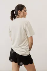 Remera básica de manga corta y cuello redondo, color negro, de corte clásico y diseño liso.