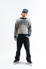 Sweater tejido reversible con cuello alto, puños y ruedo acanalados. Un lado es azul marino con diseño de letras en blanco y el otro lado es gris con diseño de letras en azul marino. Corte BoxyFit/RegularFit.