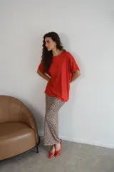 Pollera larga de viscosa con estampado animal print de leopardo, talle alto y abertura lateral.