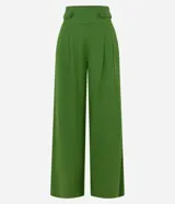 Pantalón pantalona confeccionado en viscosa con lino, color verde, de cintura ancha con botones laterales y corte amplio.