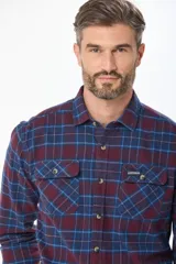 Sobrecamisa a cuadros de viyela gruesa con bolsillos frontales con solapa y botones.