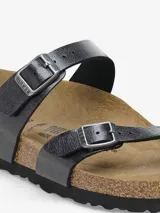Sandalias Birkenstock Mayari color negro con tiras finas ajustables y plantilla anatómica de corcho.