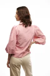 Camisa a rayas verticales rojas y blancas, con cuello bebé, mangas globo 3/4 y botones nacarados.