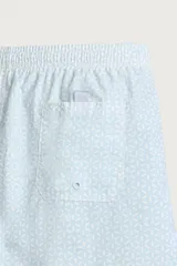 Short de baño celeste con estampado geométrico paisley, cintura elástica con cordón ajustable, bolsillos laterales y bolsillo trasero.