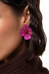 Aro individual con diseño de flor pintada a mano en tonos fucsia y violeta, con detalles de glitter en los pétalos y centro decorado con mostacillas.