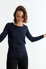 Sweater de tejido fino con acabado metalizado, cuello redondo y mangas largas. Presenta un diseño ajustado con terminaciones en rib en cuello, puños y ruedo.