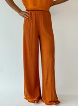 Pantalón fucsia de corte palazzo y textura plisada.