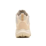 Bota de senderismo Merrell de caña media, color beige, confeccionada en ante impermeable y malla transpirable. Presenta cierre de cordones, cuello acolchado y suela de goma con relieve para mayor tracción.