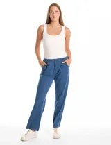 Pantalón tipo jogger de denim azul con corte de pierna ancha y recta. Cuenta con pretina elastizada con cordón de ajuste, bolsillos laterales insertados y acabado suave.