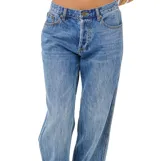 Jean de corte relajado y tiro medio, confeccionado en denim de algodón en tono azul clásico con costuras reforzadas y diseño de cinco bolsillos.