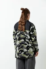 Campera con estampado animal print, de polar y nylon, con cuello alto, cierre frontal y bolsillos laterales.