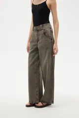 Pantalon de jean estilo baggy con tiro alto, de corte amplio y color gris con efecto desgastado.