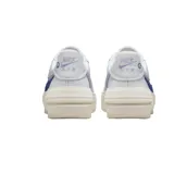 Zapatillas Nike Air Force 1 Platform LV8, color blanco con detalles en azul y lila.