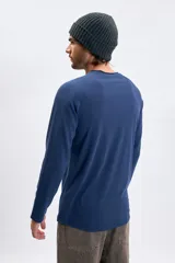 Remera de manga larga con cuello redondo a la base, confeccionada en tejido de algodón con textura acanalada en las mangas y lisa en el cuerpo, en color azul oscuro.