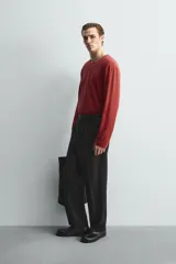 Camiseta de manga larga con cuello redondo, corte relajado y diseño de rayas horizontales en tonos rojo y negro.