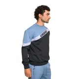Buzo de cuello redondo Umbro, con diseño de bloques de color en gris y azul, y banda diagonal negra con el logo de la marca estampado en blanco.