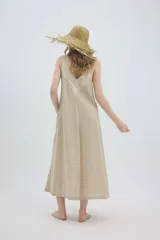 Vestido midi lencero marrón de lino, con escote en V pronunciado con aplique de encaje en contraste, breteles regulables y botonadura frontal decorativa.