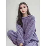 Conjunto de pijama de dos piezas confeccionado en plush suave con textura de ochos. Incluye una remera de manga larga con cuello redondo y un pantalón de corte recto con cintura elástica.
