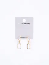 Par de aros dorados con cierre de gancho y dije rectangular colgante.