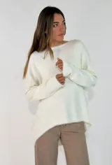 Sweater de punto gris con cuello redondo, mangas largas y diseño asimétrico, siendo más corto en la parte delantera y más largo en la trasera, con detalles de terminación en contraste.