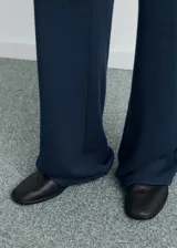 Pantalón de punto de corte recto y tiro alto, con cintura elástica y diseño fluido. Presenta una caída amplia y cómoda, ideal para un look sofisticado y relajado.